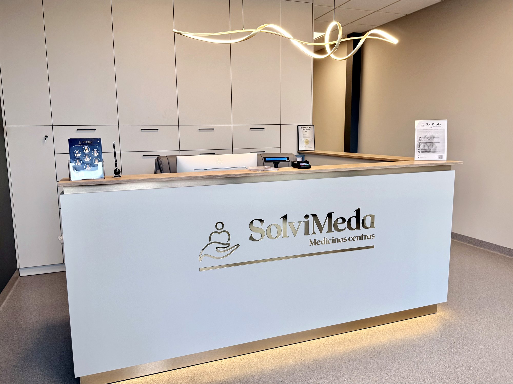 SolviMeda registratūra su veidrodinėmis raidėmis ir auksinė šviesa